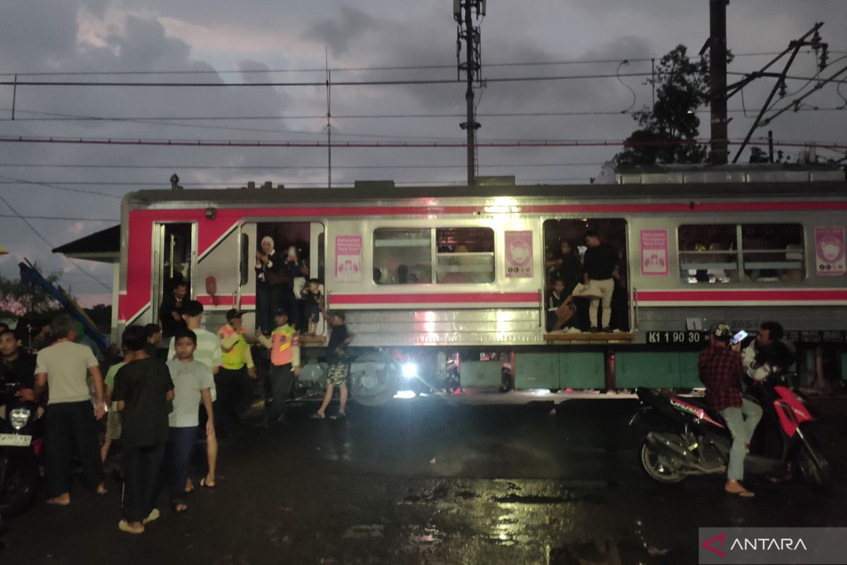 Duri-Tangerang commuter train halts after passengers hear three explosions