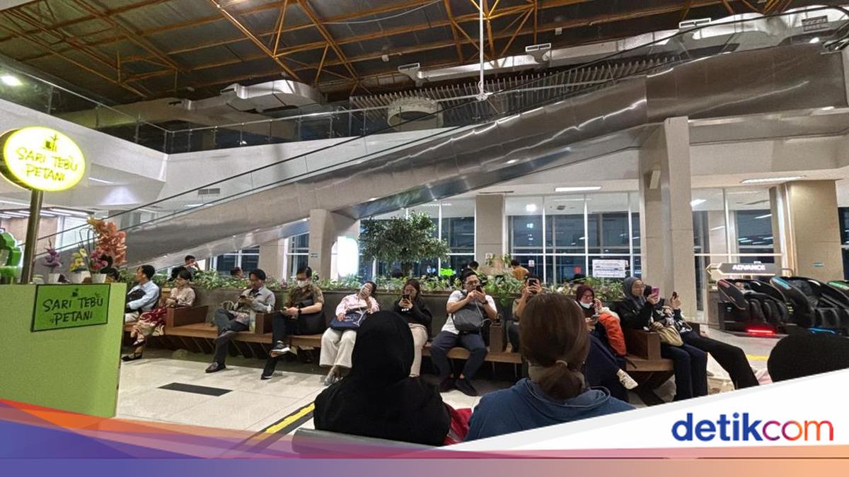 Residents Forced to Use Airport Train Due to Duri-Tangerang Commuter Line Disruption