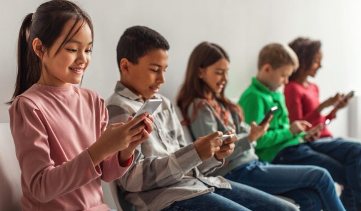 Social Media as Harmful as Cigarettes, UK Considers Ban for Children