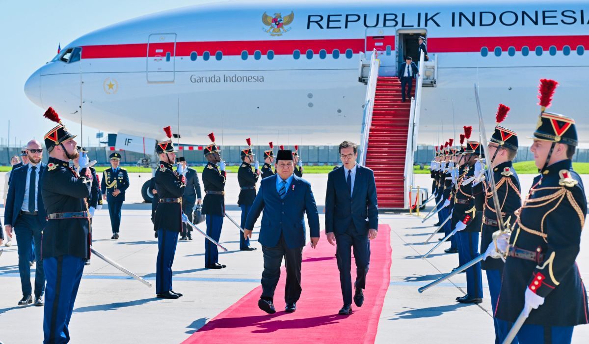 Prabowo Arrives in Paris to Perform Eid al-Adha Prayer at Indonesian Embassy