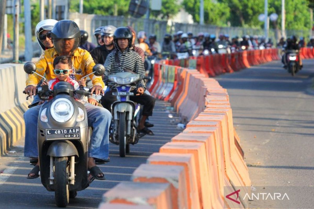 Motorcycle mudik traffic clogs Suramadu Bridge ahead of Eid al-Adha