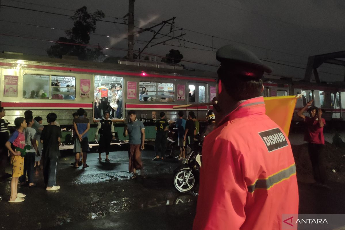 Duri-Tangerang Commuter Line Evacuated to Rawa Buaya Station