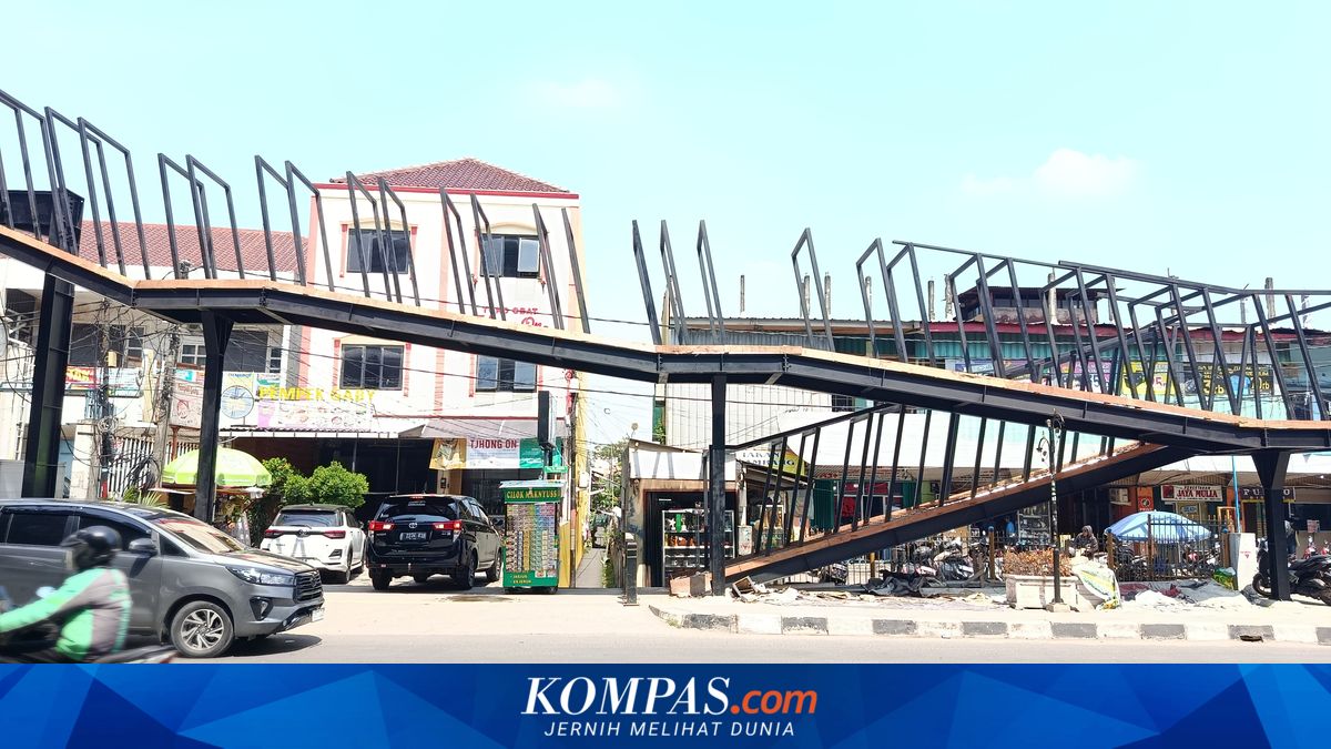 Residents urge installation of lifts on Bekasi Station pedestrian bridge for elderly and pregnant women