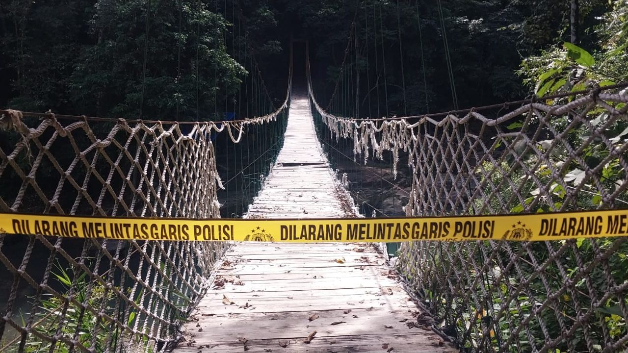 Unsafe bridge at Cunca Wulang Waterfall in NTT blamed for deaths of two Austrian tourists