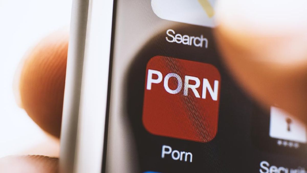 Police Arrest Social Media Live Stream Host for Pornographic Content