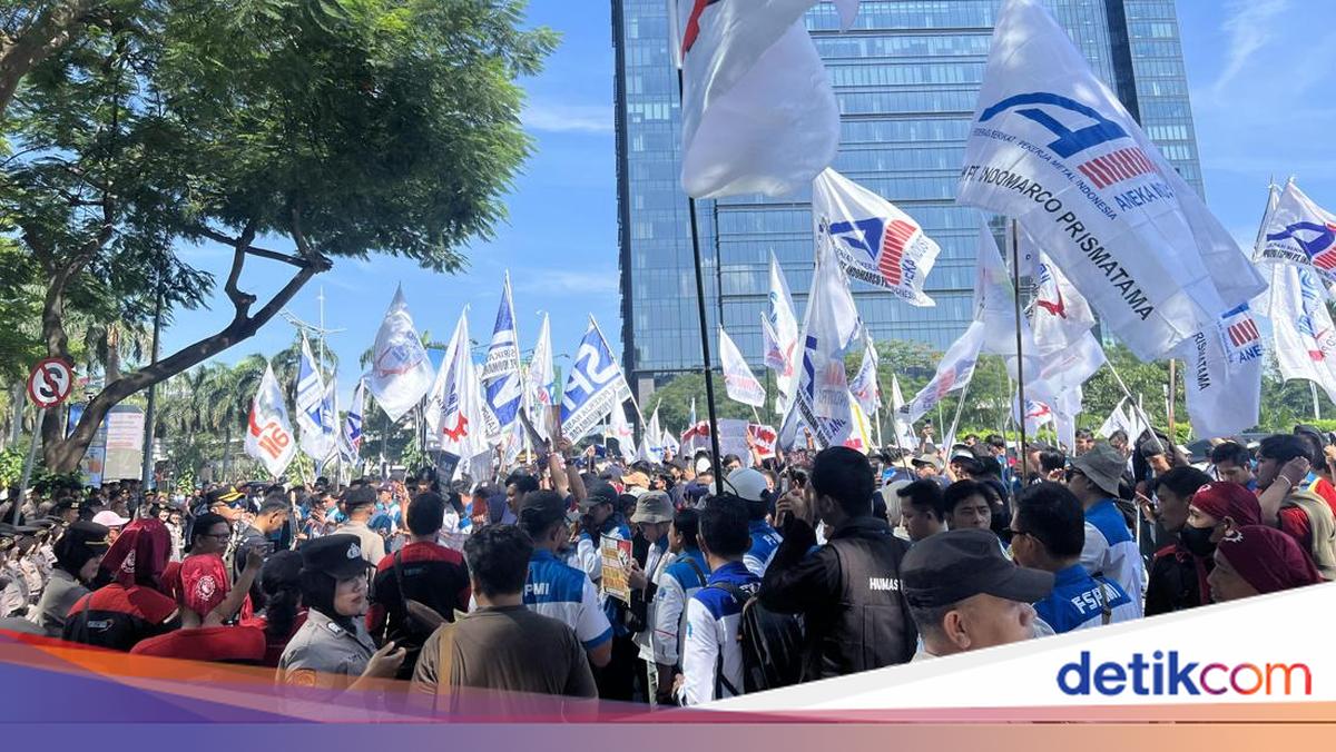 Indomaret HQ Stormed by Staff Over Overtime Pay Changes