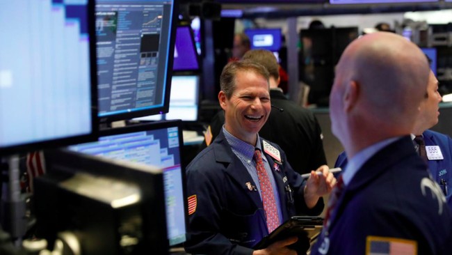 Wall Street Celebrates New Records as Dow Jones Slips in Mixed Trading