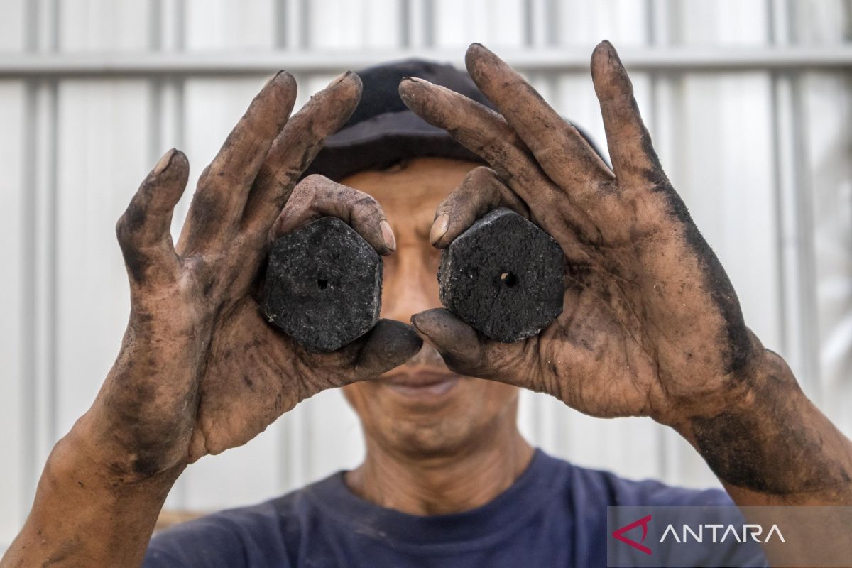 Cianjur Regency Receives Waste-to-Briquette Processing Equipment from Provincial Government
