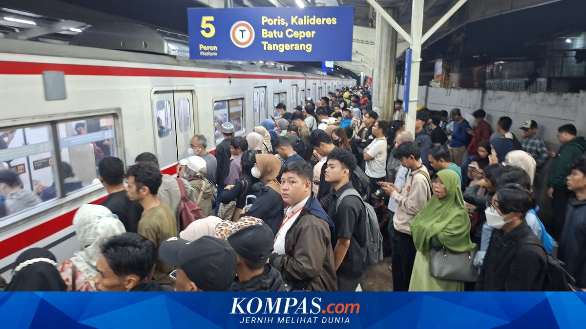 Passengers Endure Exhausting Evening on Tangerang Commuter Line