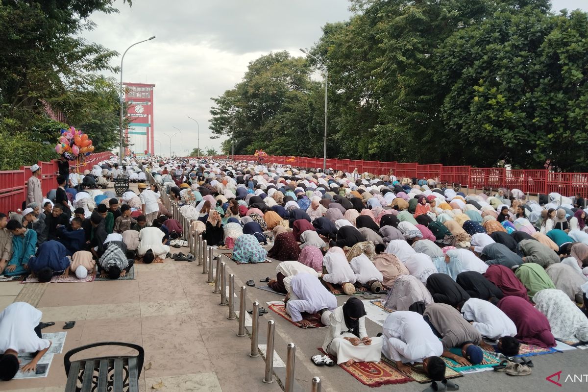 Palembang residents gather at Ampera Bridge for Eid al-Adha 1447 H prayers