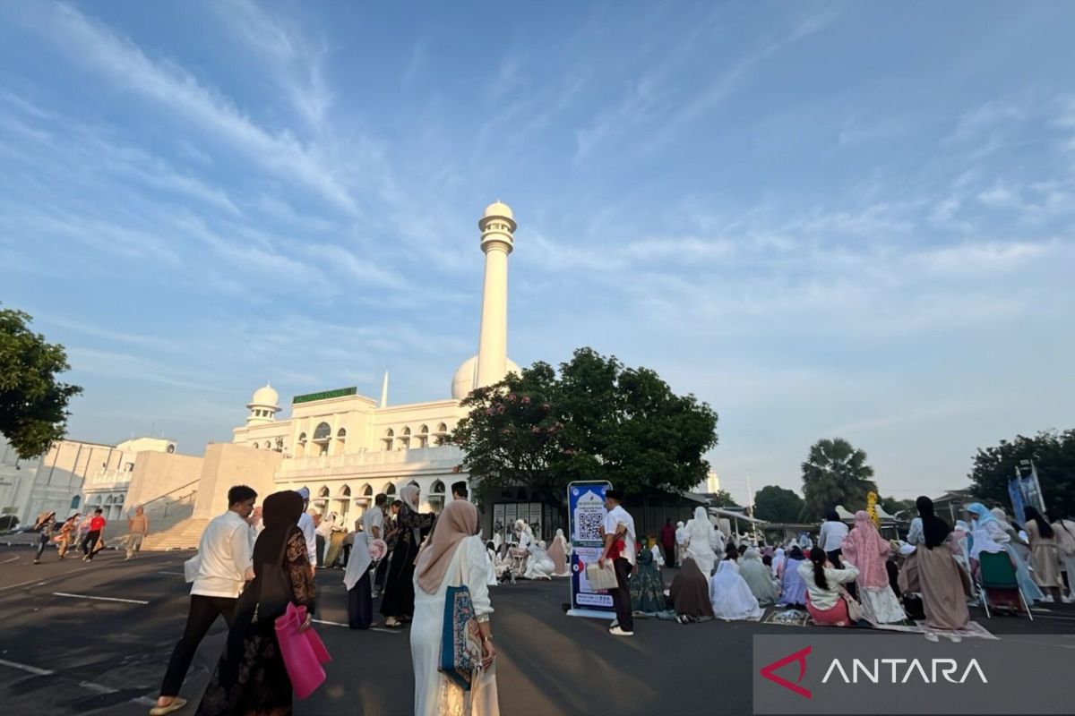 Jusuf Kalla and Jimly Asshiddiqie Attend Eid al-Adha Prayer at Al-Azhar Mosque in South Jakarta