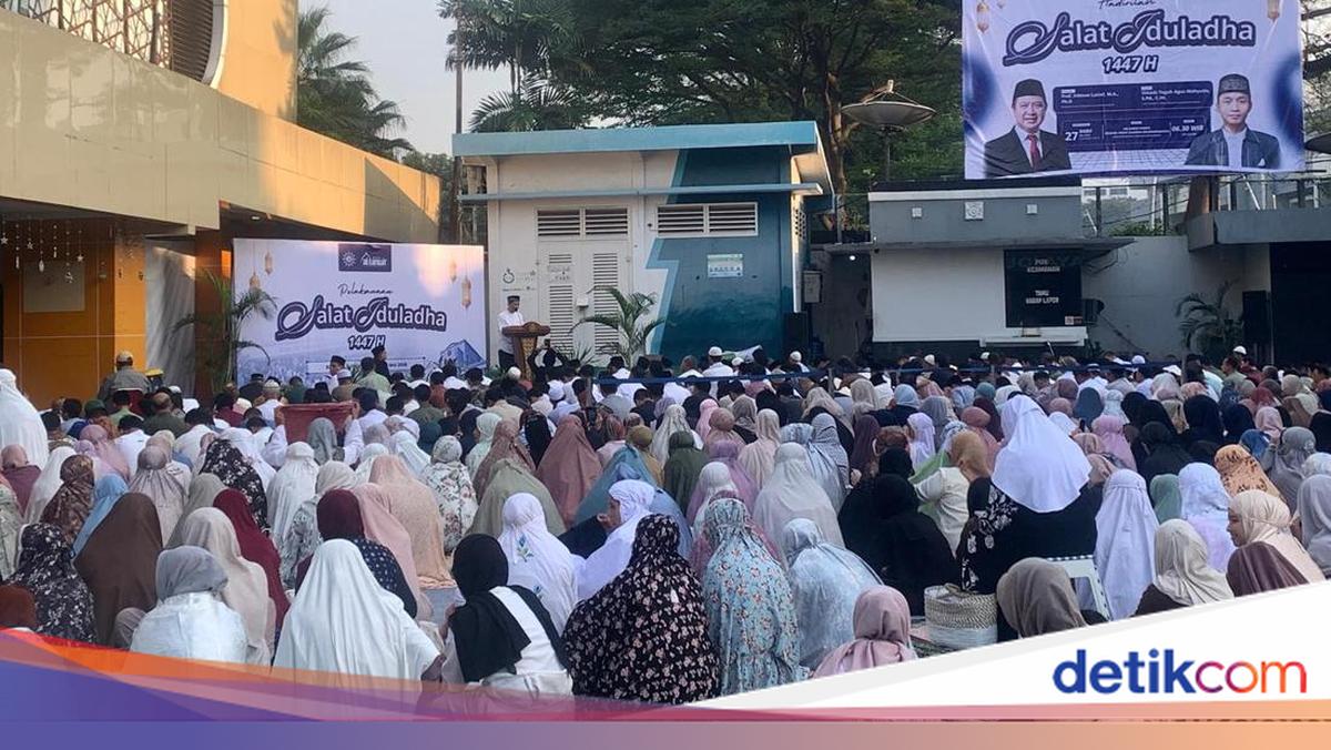 Eid al-Adha prayers at Muhammadiyah Central Dakwah Building in Central Jakarta