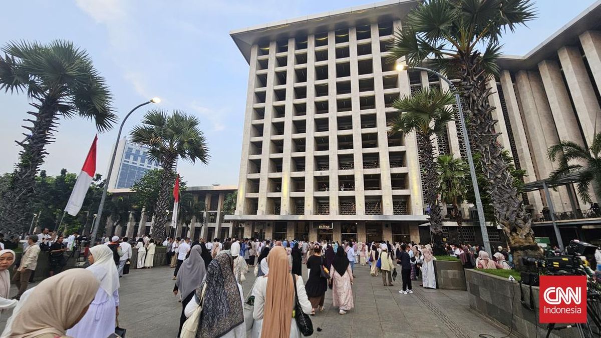 Vice President Gibran attends Eid al-Adha prayer at Istiqlal Mosque accompanied by ministers