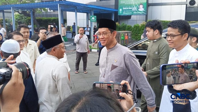Finance Minister attends Eid prayers at tax office, donates sacrificial cow