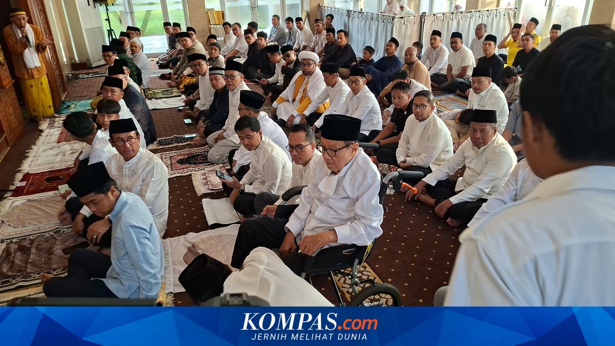 Akbar Tanjung attends Eid al-Adha prayer at Golkar DPP office using wheelchair