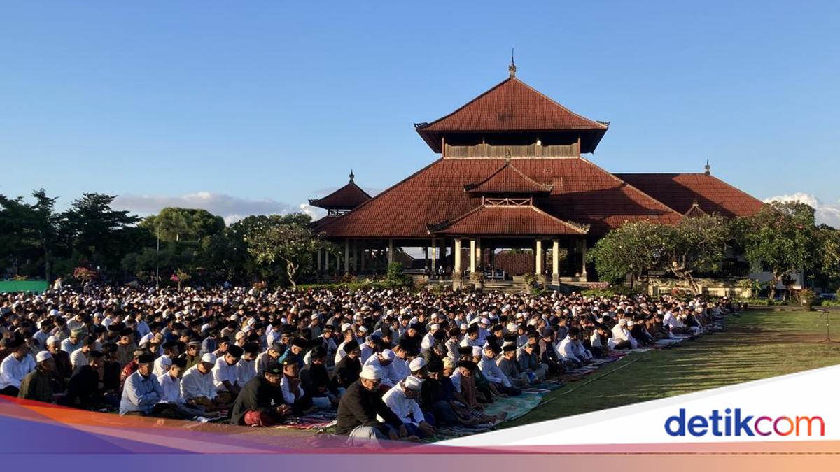 Thousands of Muslims attend Eid al-Adha prayers at Klungkung's Alun-Alun