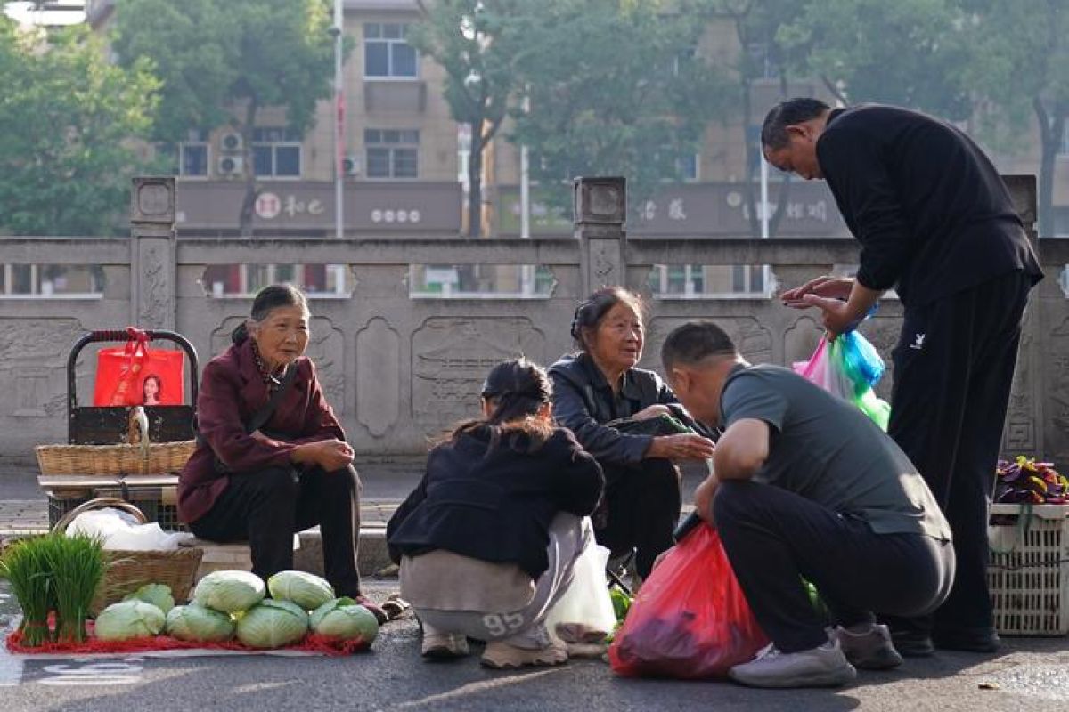Temporary market offers humane solution for sharing space between road users and small traders in Chaisang, Eastern China