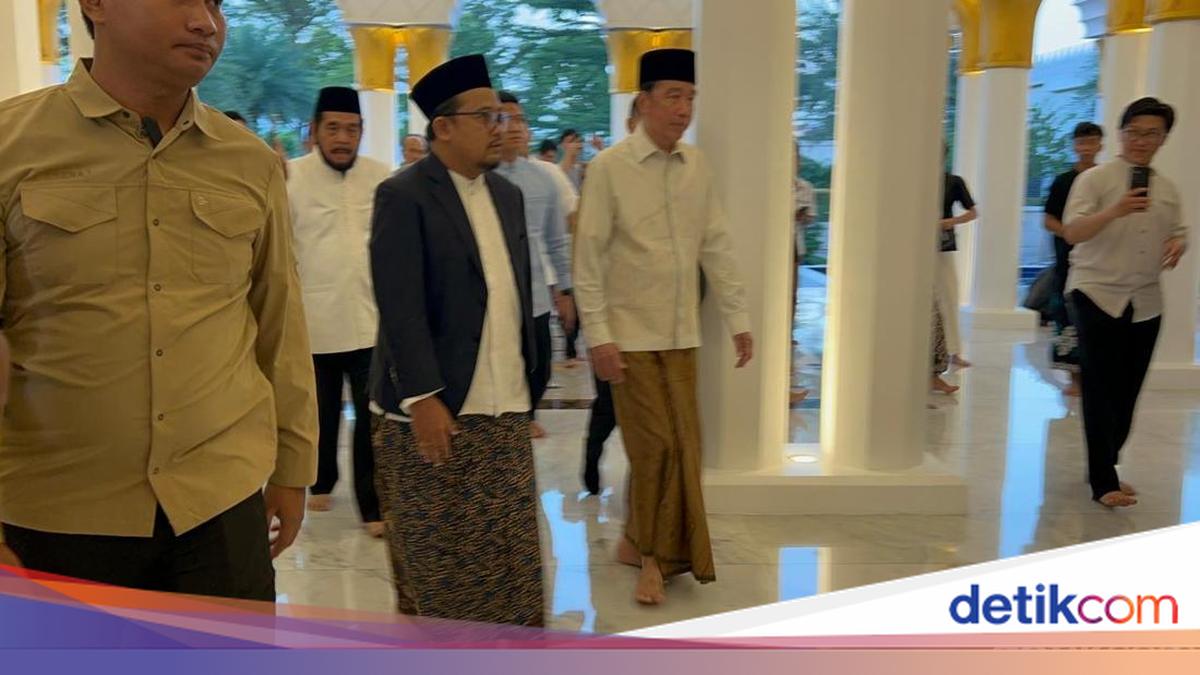 Jokowi, Iriana and Anwar Usman Attend Eid Prayer at Solo's Sheikh Zayed Mosque
