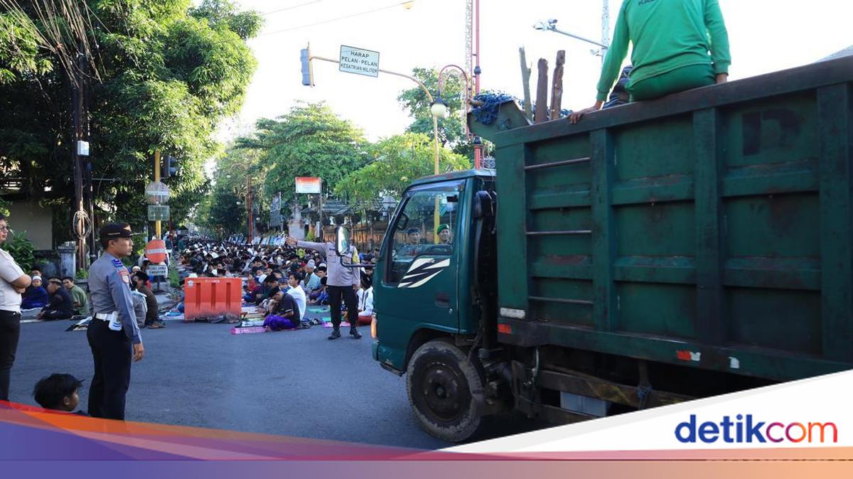 Eid al-Adha Prayers at Gianyar's Grand Mosque Overflow into Streets