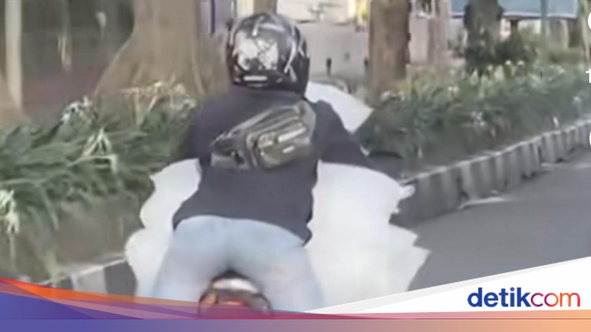 "Superman" Motorcyclist Carrying Ice Bags Resurfaces in Bogor City Centre