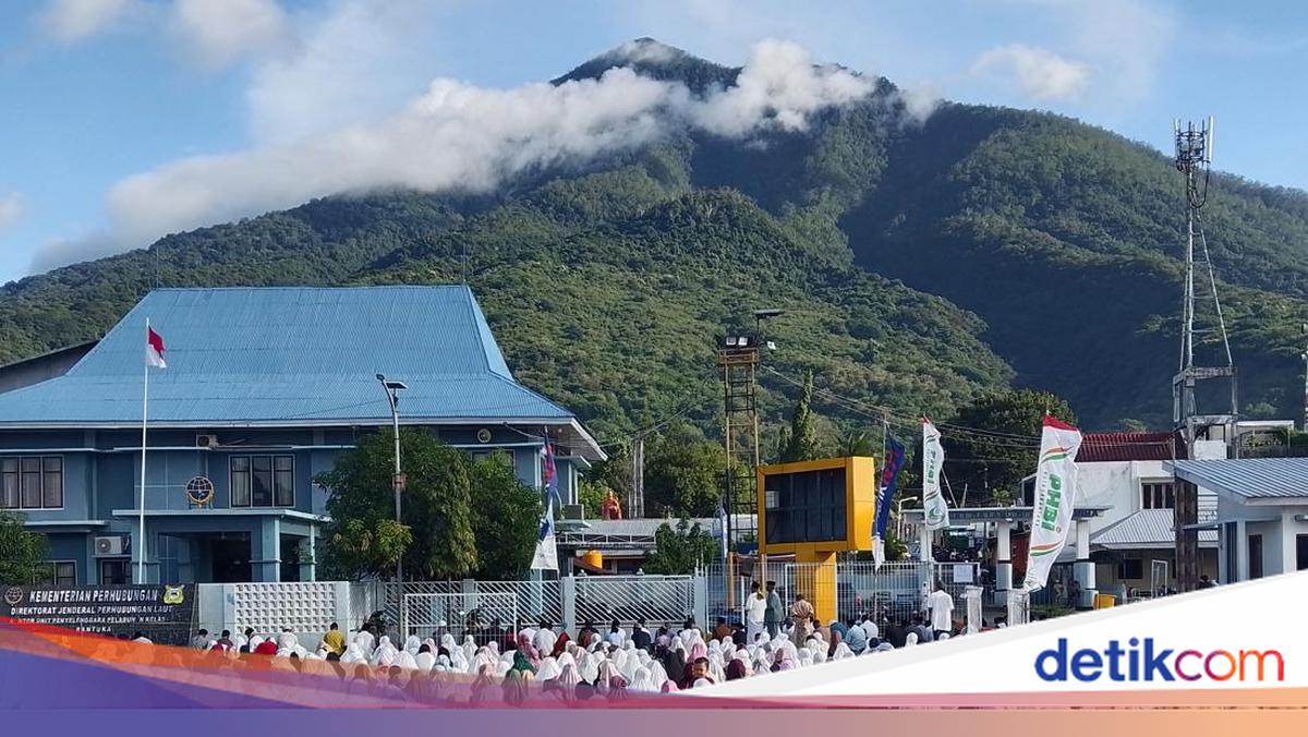 Serene Eid al-Adha Prayers Amidst Mountain and Sea Views in Larantuka