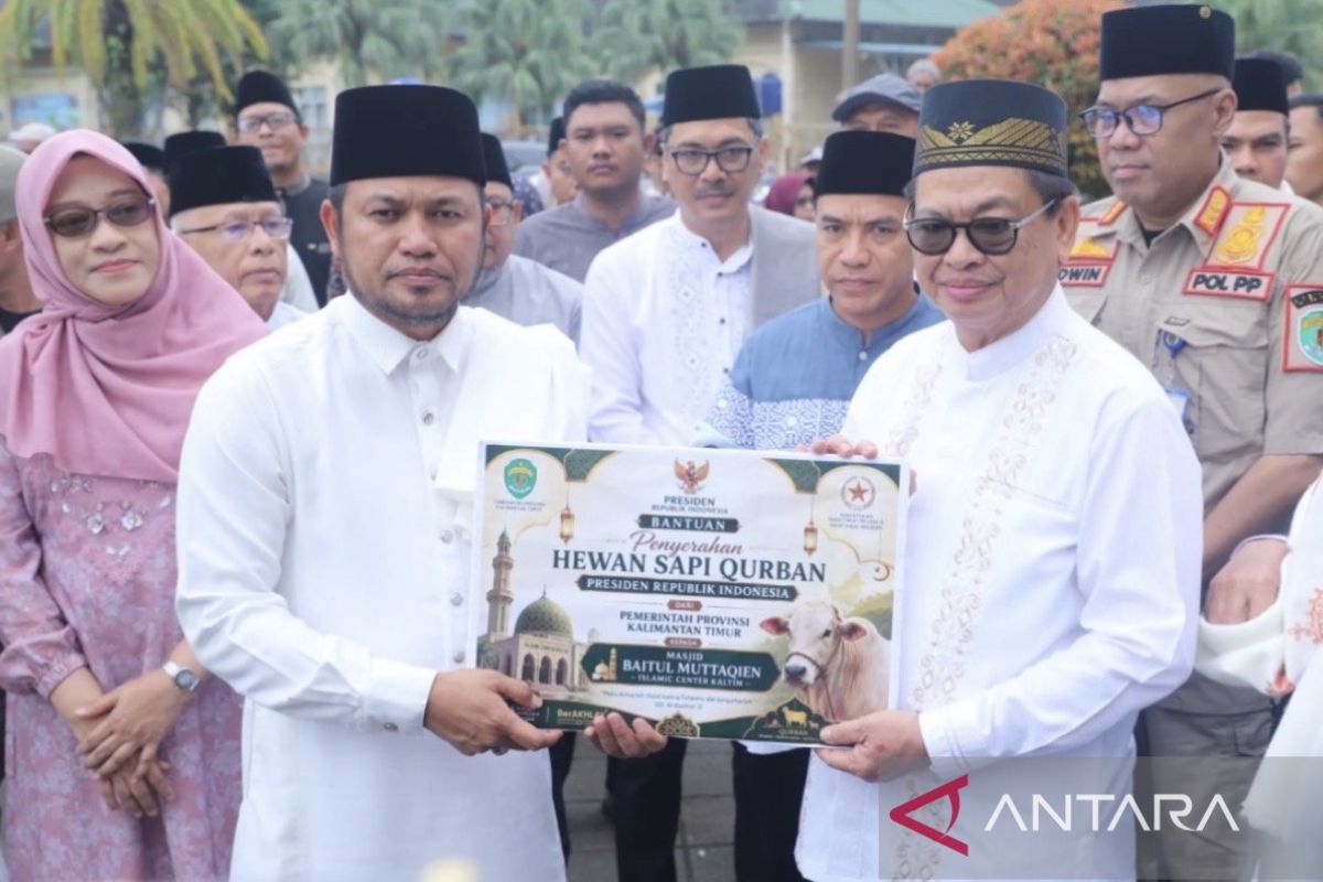 East Kalimantan Governor hands over President's sacrificial cow at Islamic Center