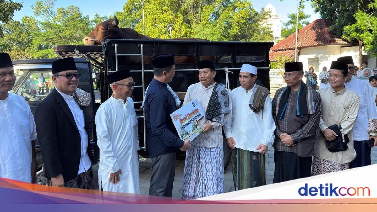 NTB Provincial Government Distributes Sacrificial Animals to Extremely Poor Villages