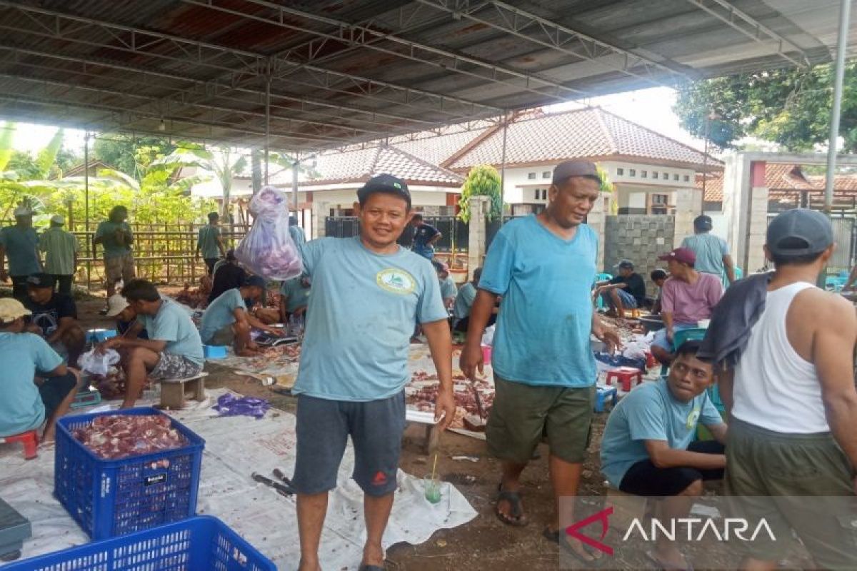 LKBN ANTARA Semarang Bureau Distributes Two Sacrificial Animals in Batang