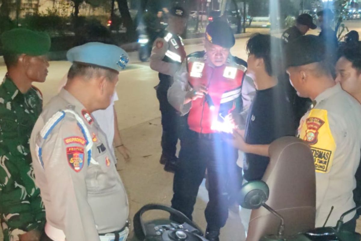 Police Arrest Two Drug Users During Eid al-Adha Eve Patrol