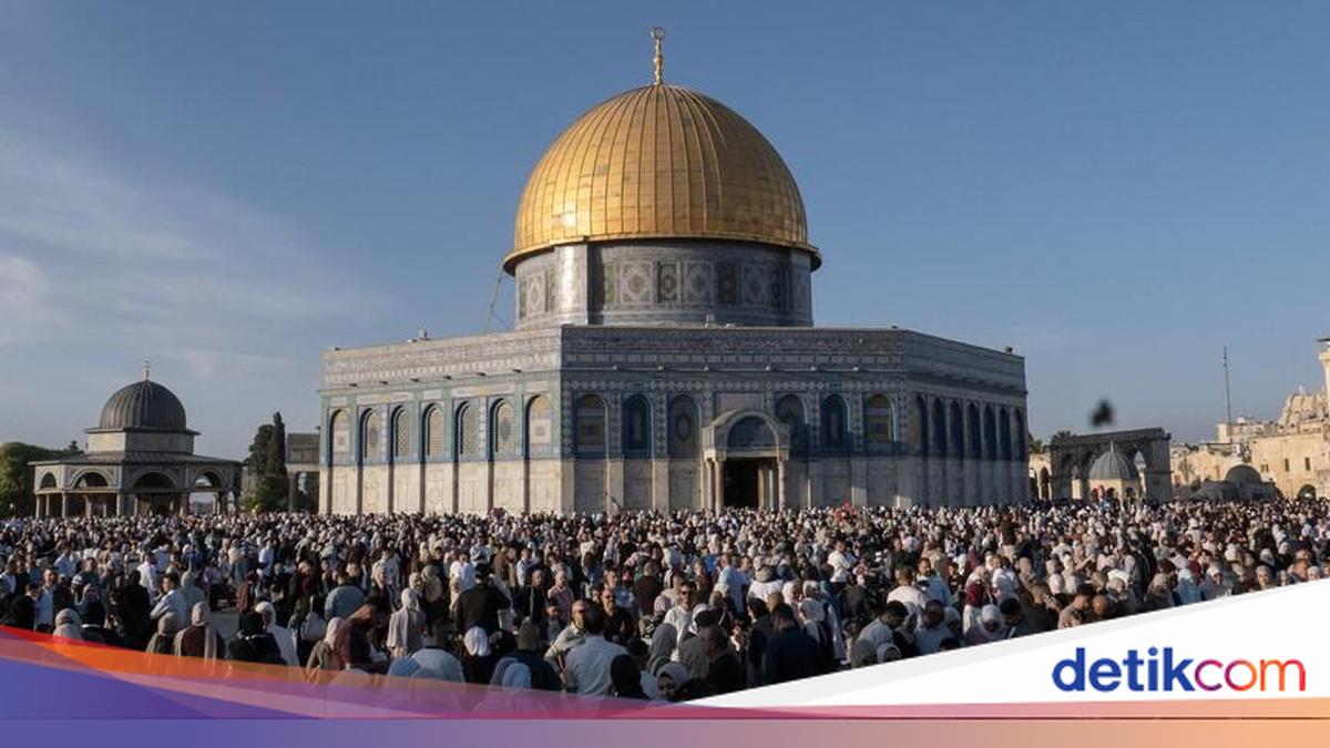 Palestinian Muslims Offer Eid al-Adha Prayers at Al-Aqsa Mosque