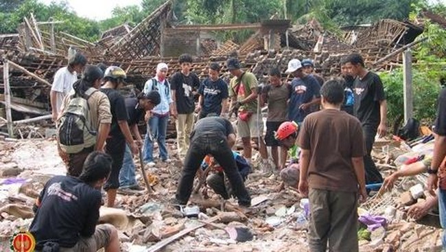 M6.3 Earthquake Strikes Yogyakarta, Killing 6,234 – Second Largest in Indonesia