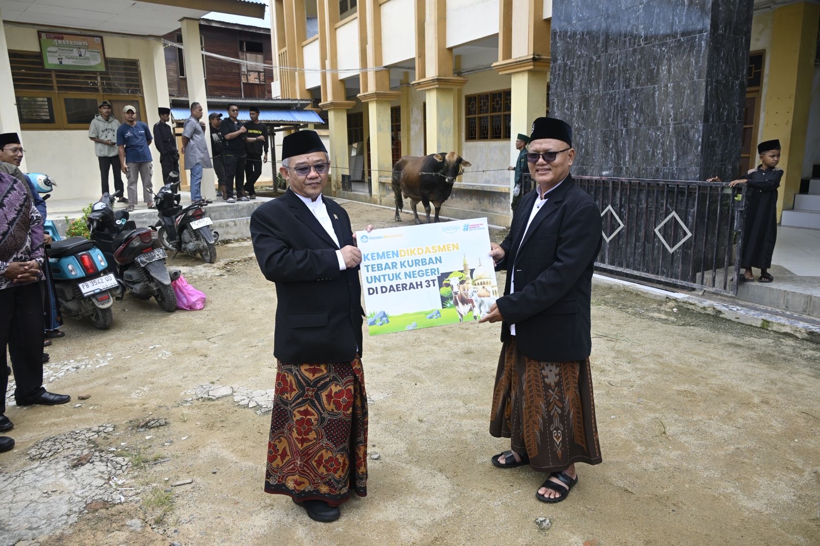 Idul Adha: Ministry of Basic and Secondary Education Distributes 159 Sacrificial Animals Across Indonesia