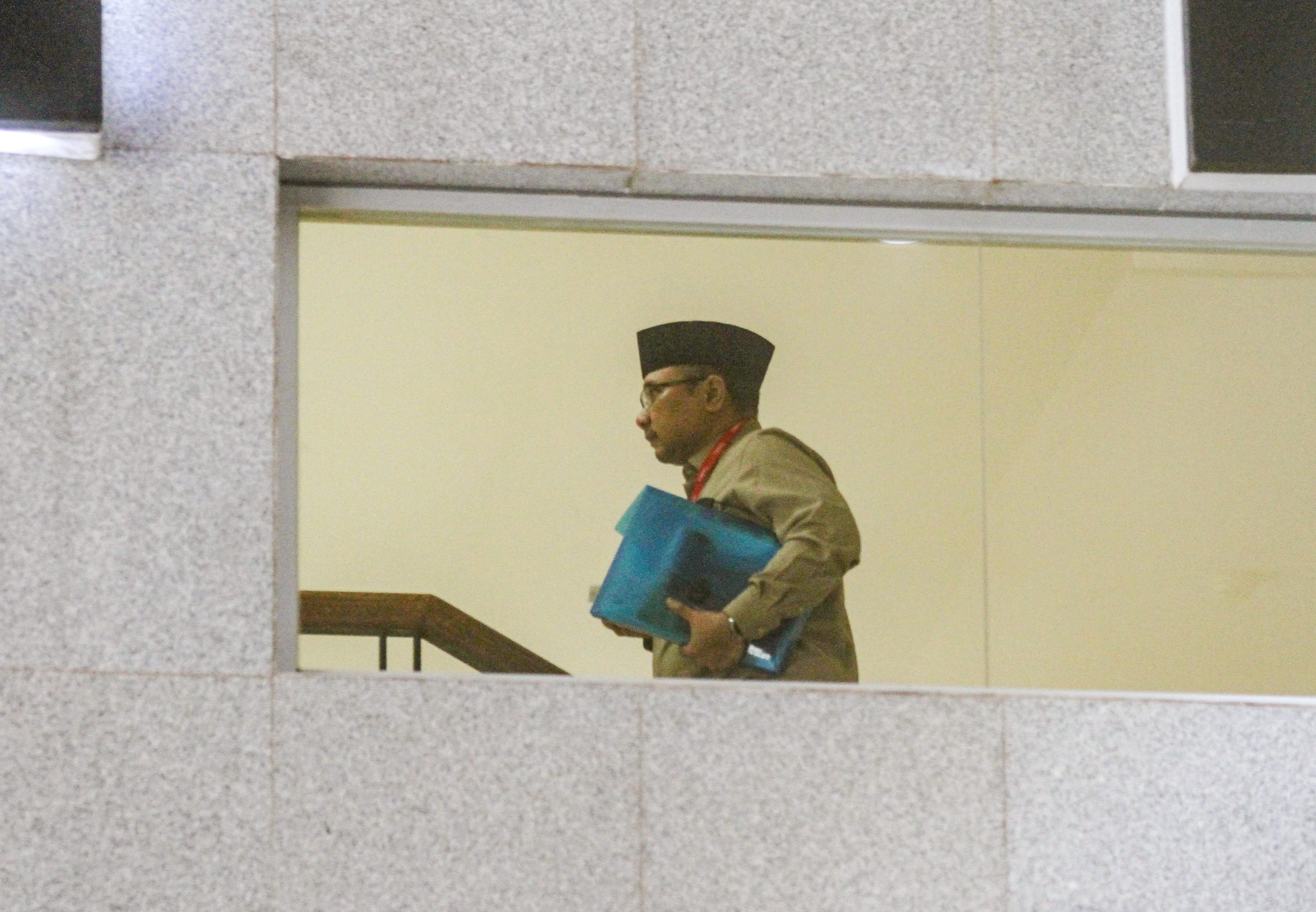 Gus Yaqut attends Eid al-Adha prayer with 52 detainees at KPK detention centre