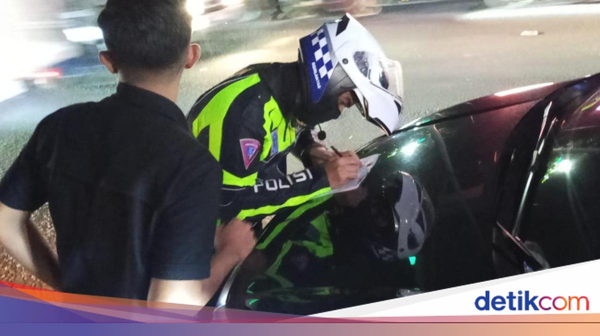 Luxury Car with 'RI'-Like Plate in Tangerang Mistaken for Minister's Vehicle