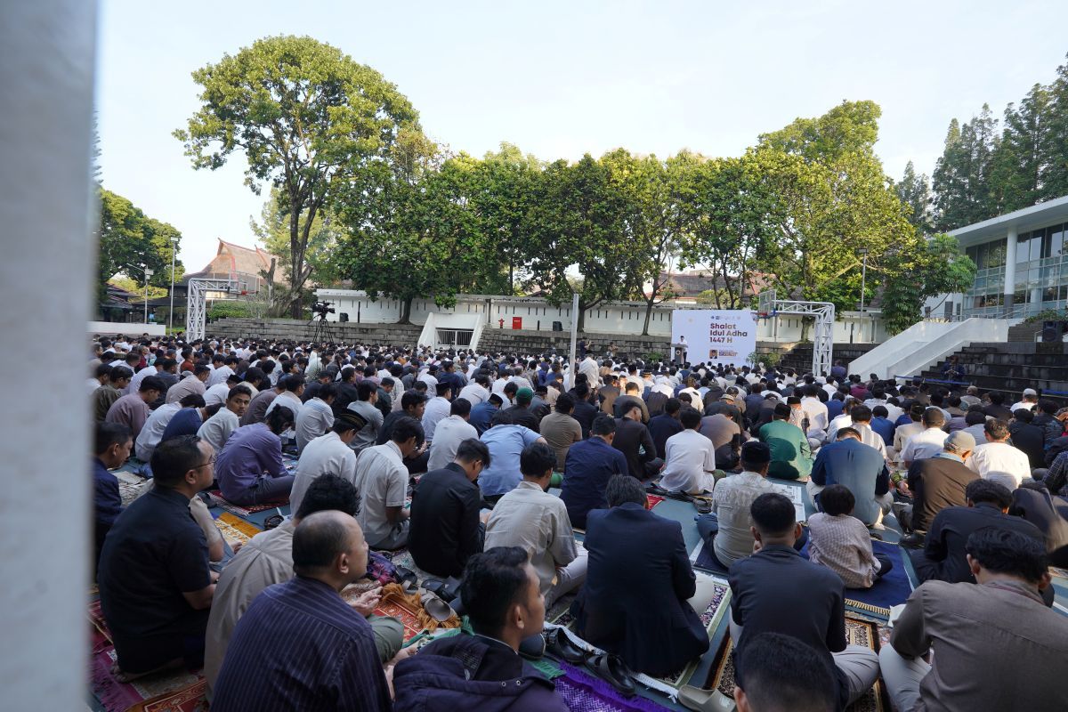 Minister of Higher Education, Science and Technology Serves as Khatib and Imam for Idul Adha Prayer at ITB