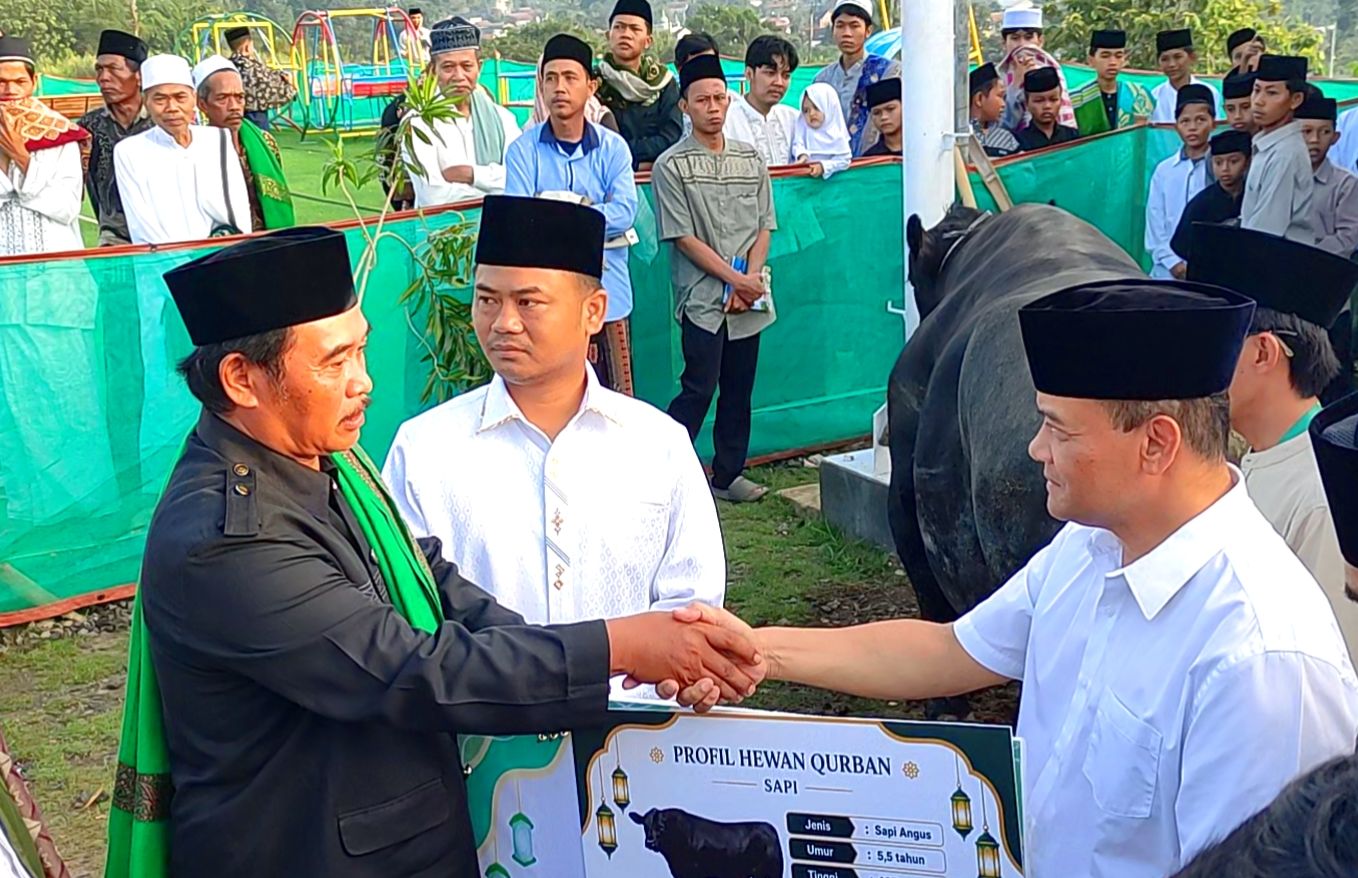Central Java Governor Leads Eid al-Adha Prayer with Huntara Residents in Tegal, Presents Presidential Sacrificial Animal