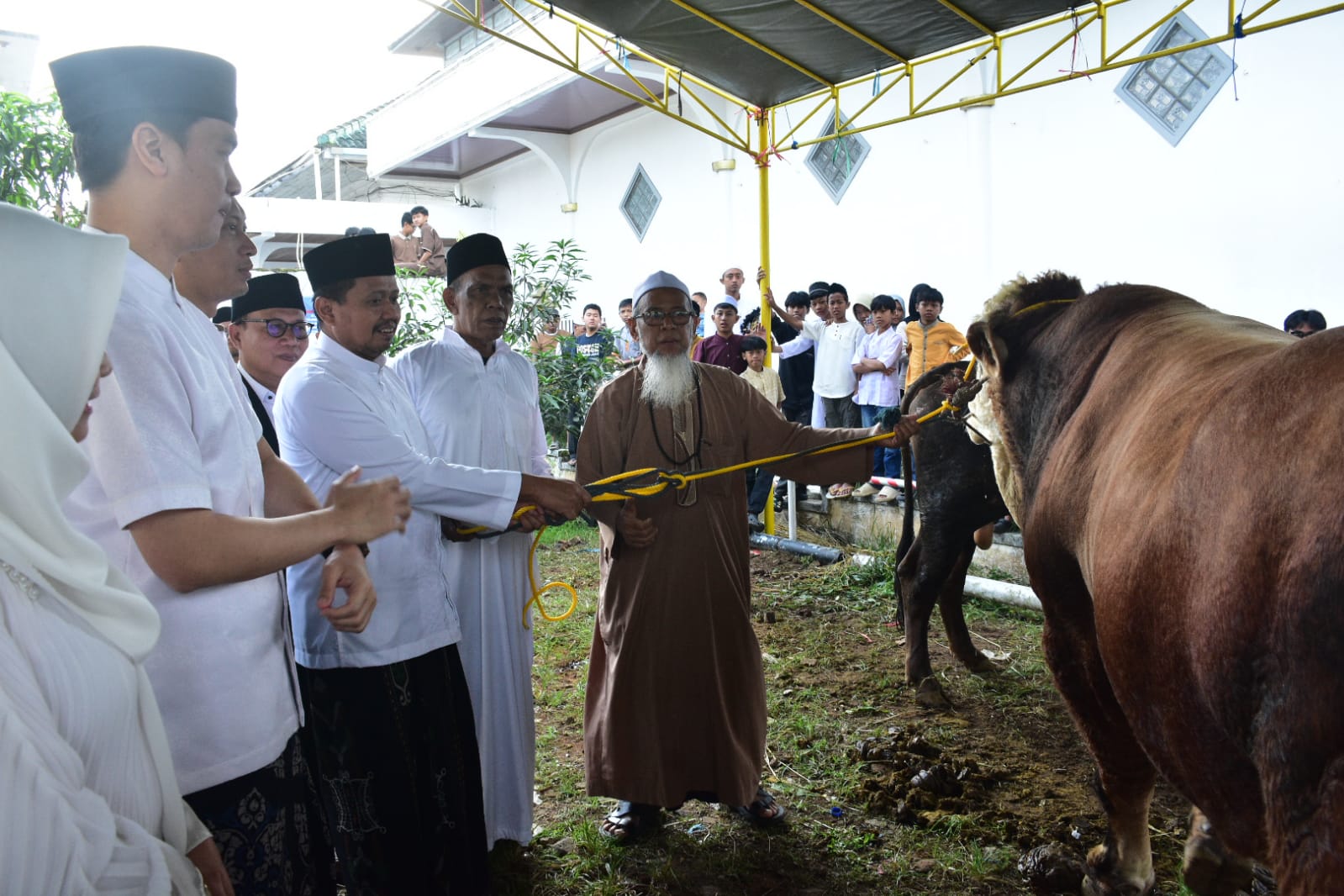 Sumedang Promotes Eco-Friendly Eid al-Adha Meat Distribution Using Bamboo Baskets and Banana Leaves