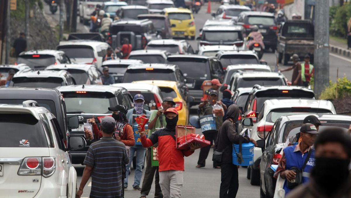 Bogor Police Implement Situational One-Way Traffic System on Puncak Route During Long Holiday