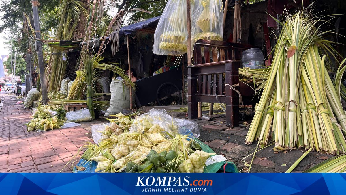Ketupat Leaf Vendors Report Sales Plummet to 500 from 3,000 Last Year During Idul Adha