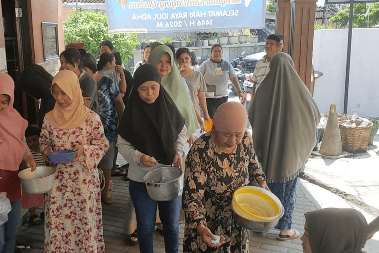 Purwosari residents distribute qurban meat without plastic in unique initiative