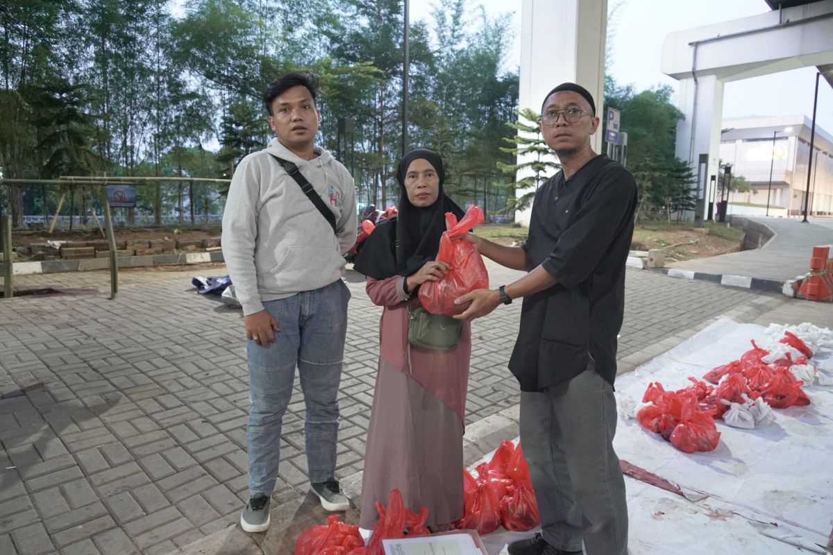 Eid al-Adha: LRT Jabodebek Distributes Sacrificial Meat to Local Residents and Charities Near Operational Areas