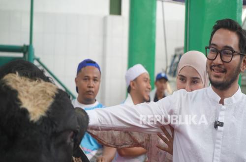 Bandung Barat Regent Jeje Oversees Slaughterhouse Operations During Idul Adha