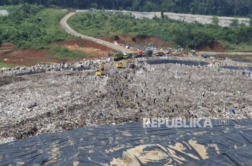 Hundreds of Tons of Waste Accumulate in Cimahi Due to Landfill Restrictions