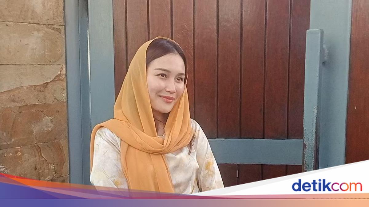 Ayu Ting Ting Expresses Desire to Perform Hajj, Inspired by Her Father