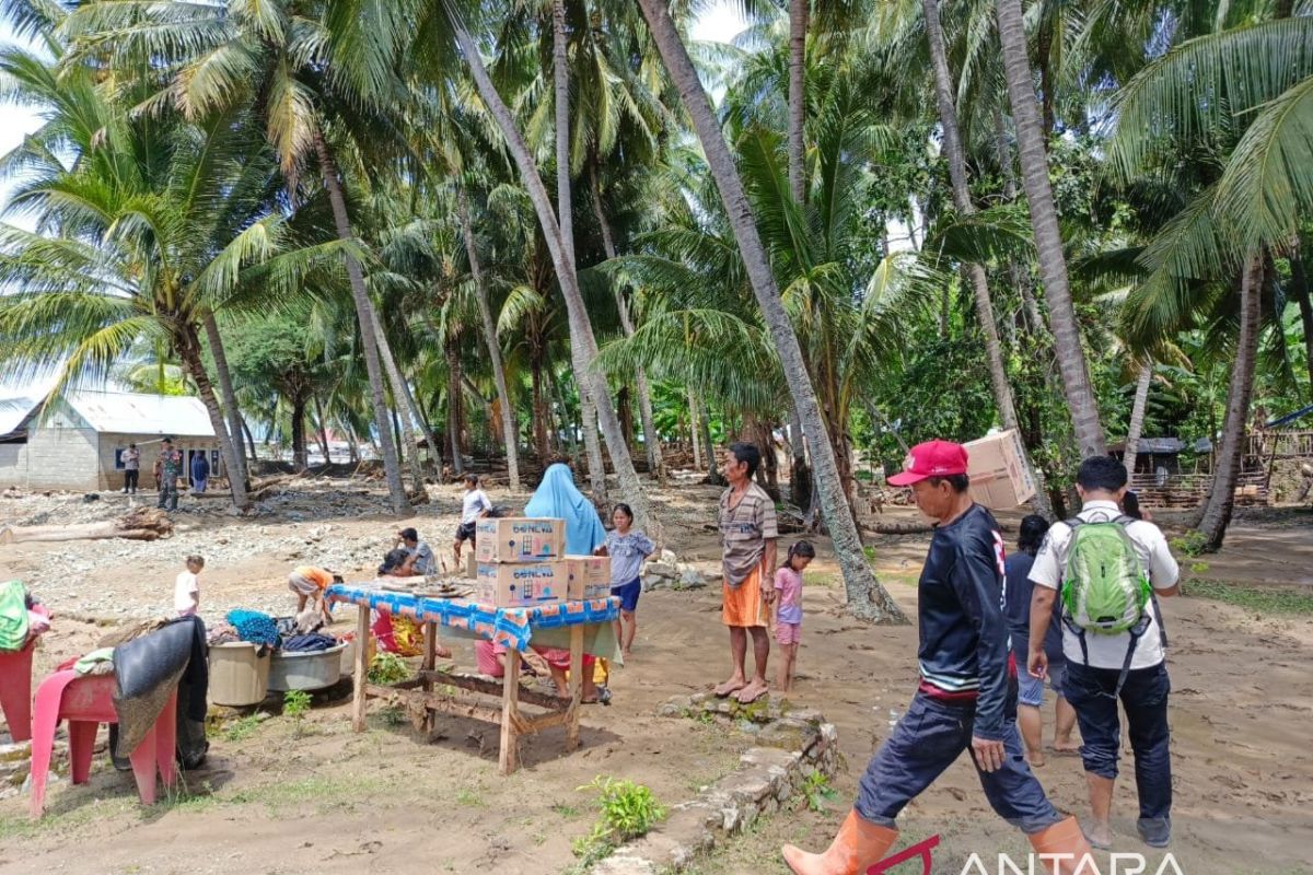 Floods and landslides in Bone Bolango sweep away one resident