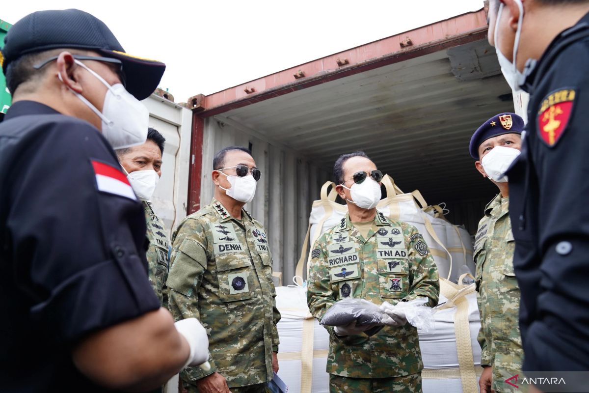 Indonesian Navy Thwarts Illegal Mineral Smuggling in Batam