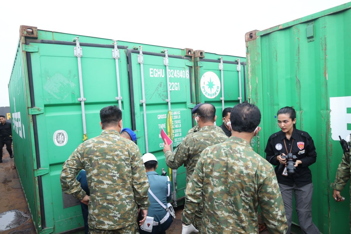 TNI Chief of Staff inspects seized evidence of rare earth elements smuggling in Batam