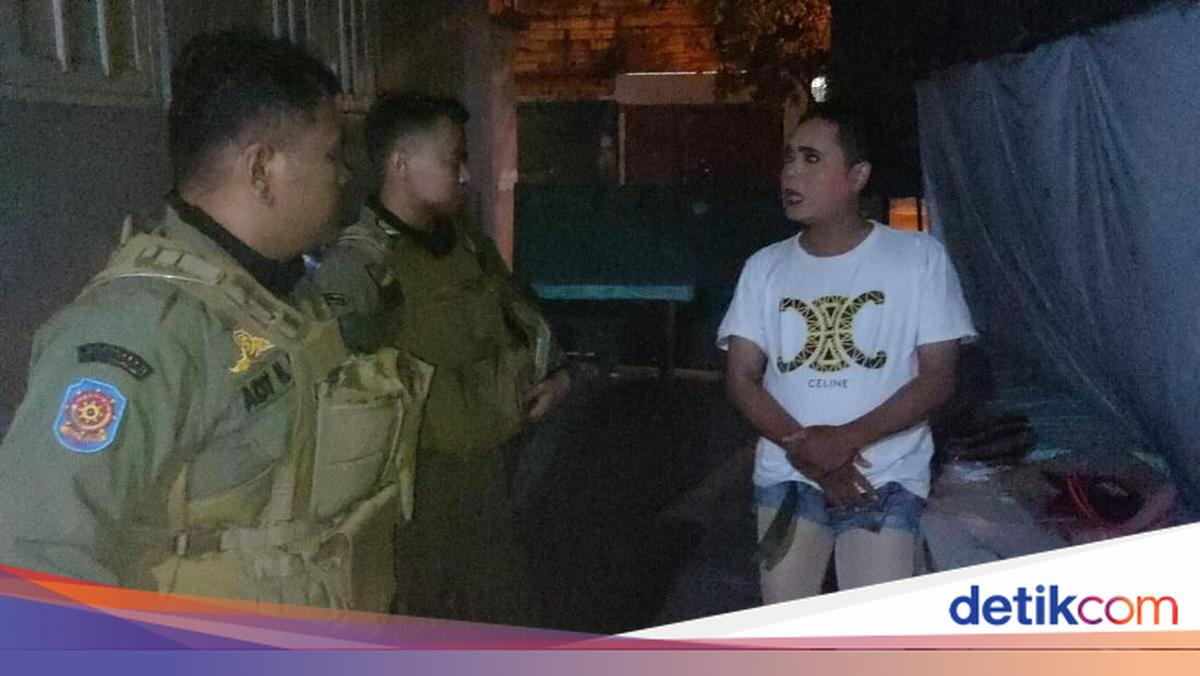 Transgender Street Performer Slaps Customer in Solo's Singosaren Area, Arrested by Satpol PP