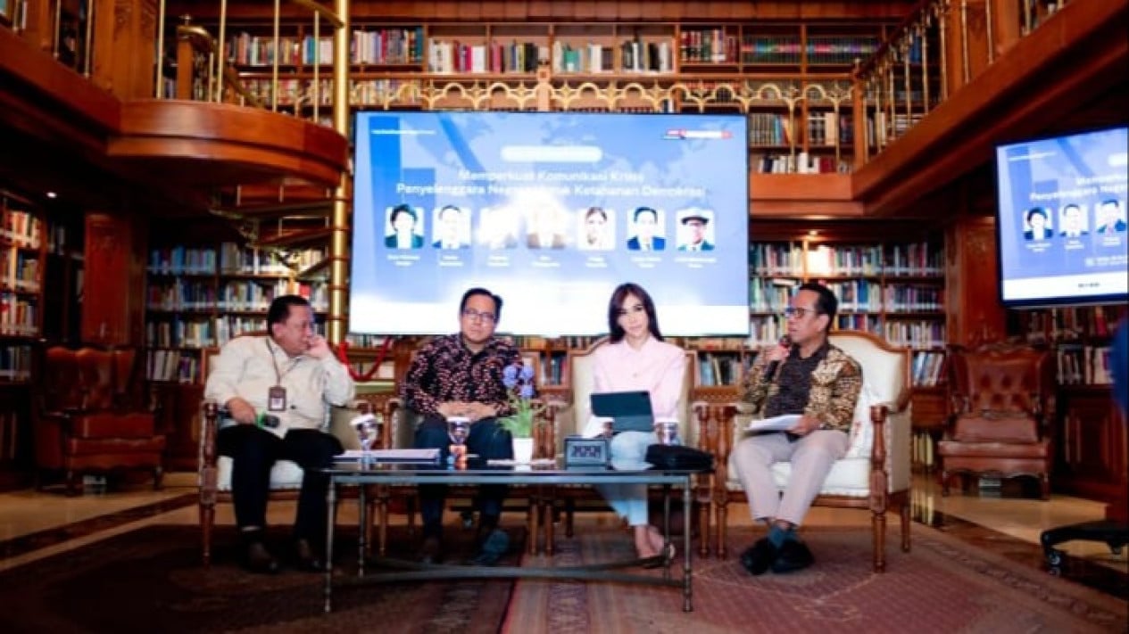 Filling the Vacuum in Government Communication in the Democratic Era