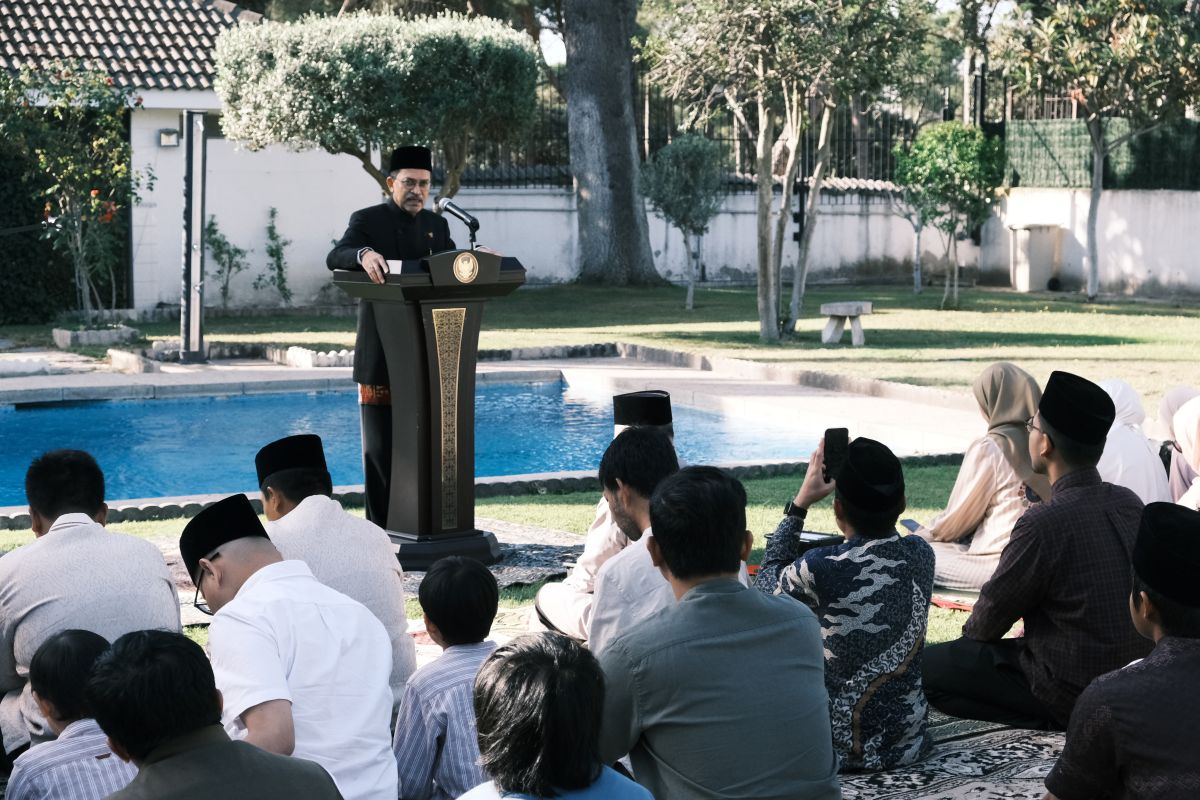 Indonesians celebrate Idul Adha under Spain's scorching sun